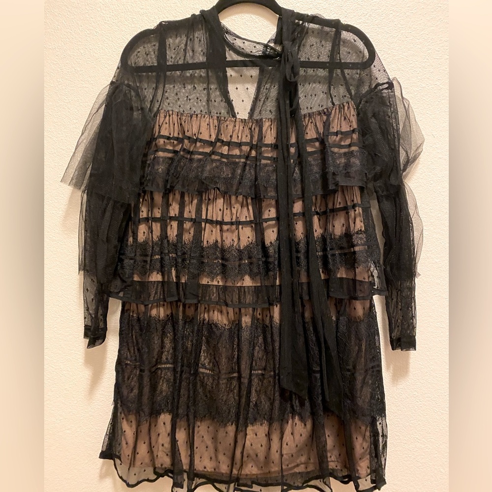 Gianni Bini lace dress size small ruffle detail